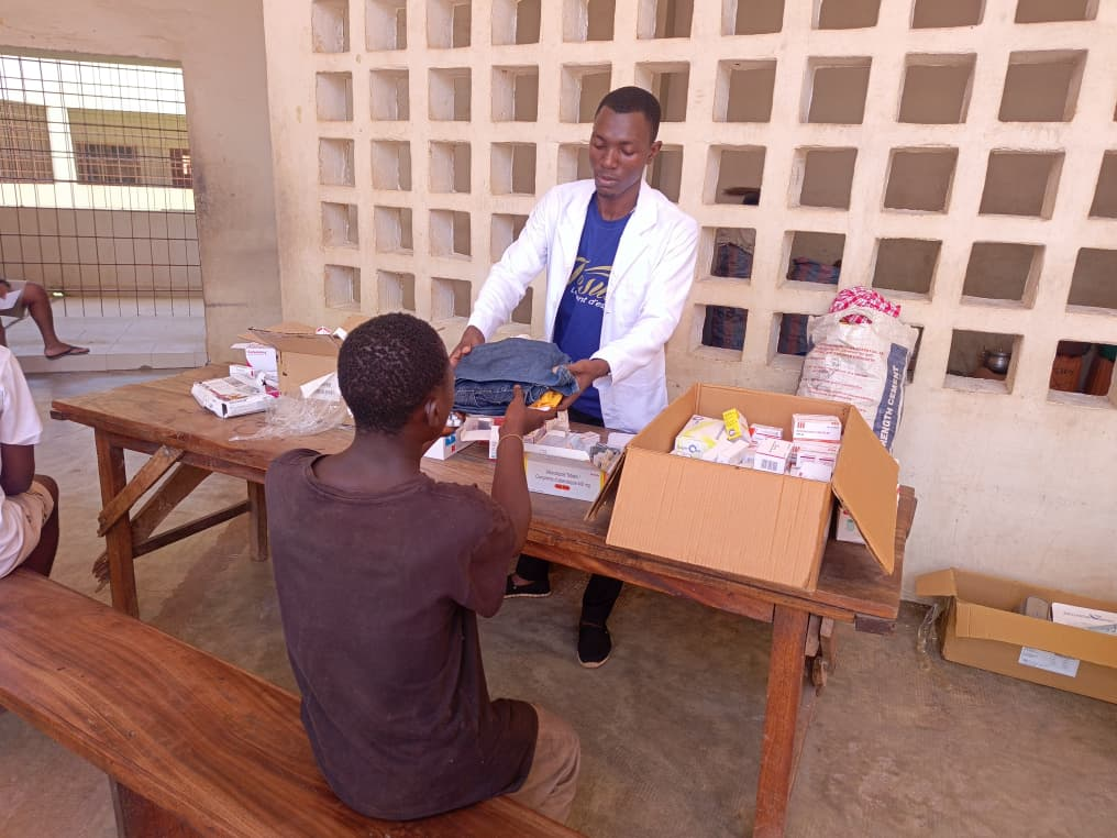 Don de vêtements et de médicaments