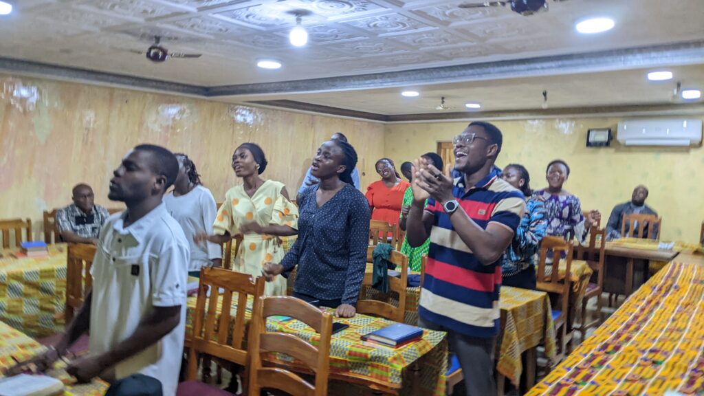 Temps de louange et d'adoration des membres actifs de l'Association des Médecins Chrétiens du Togo pendant le week-end de pentecôte 2026