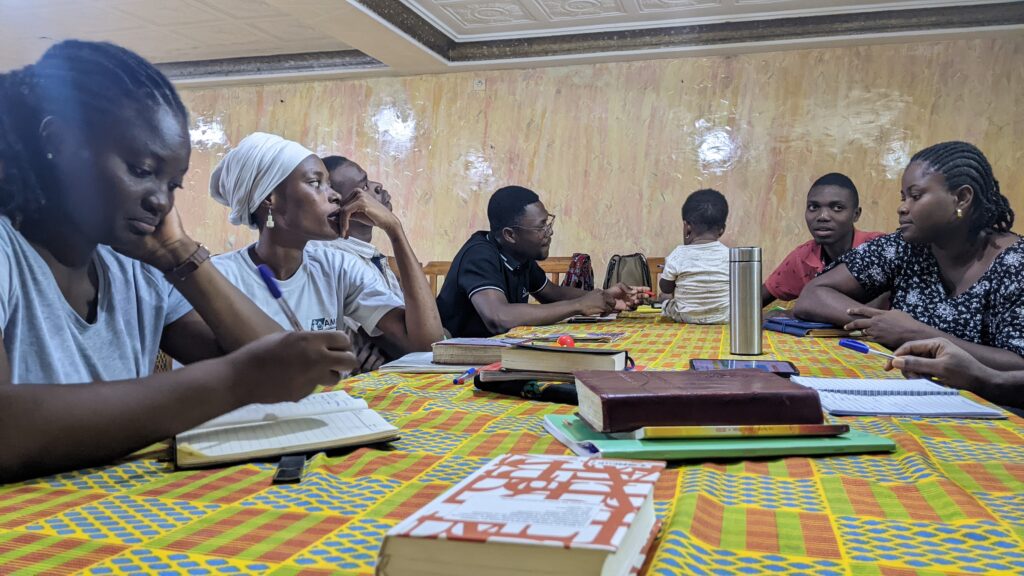 Membres actifs de l'Association des Médecins Chrétiens du Togo pendant le temps de discussion en petit groupe
