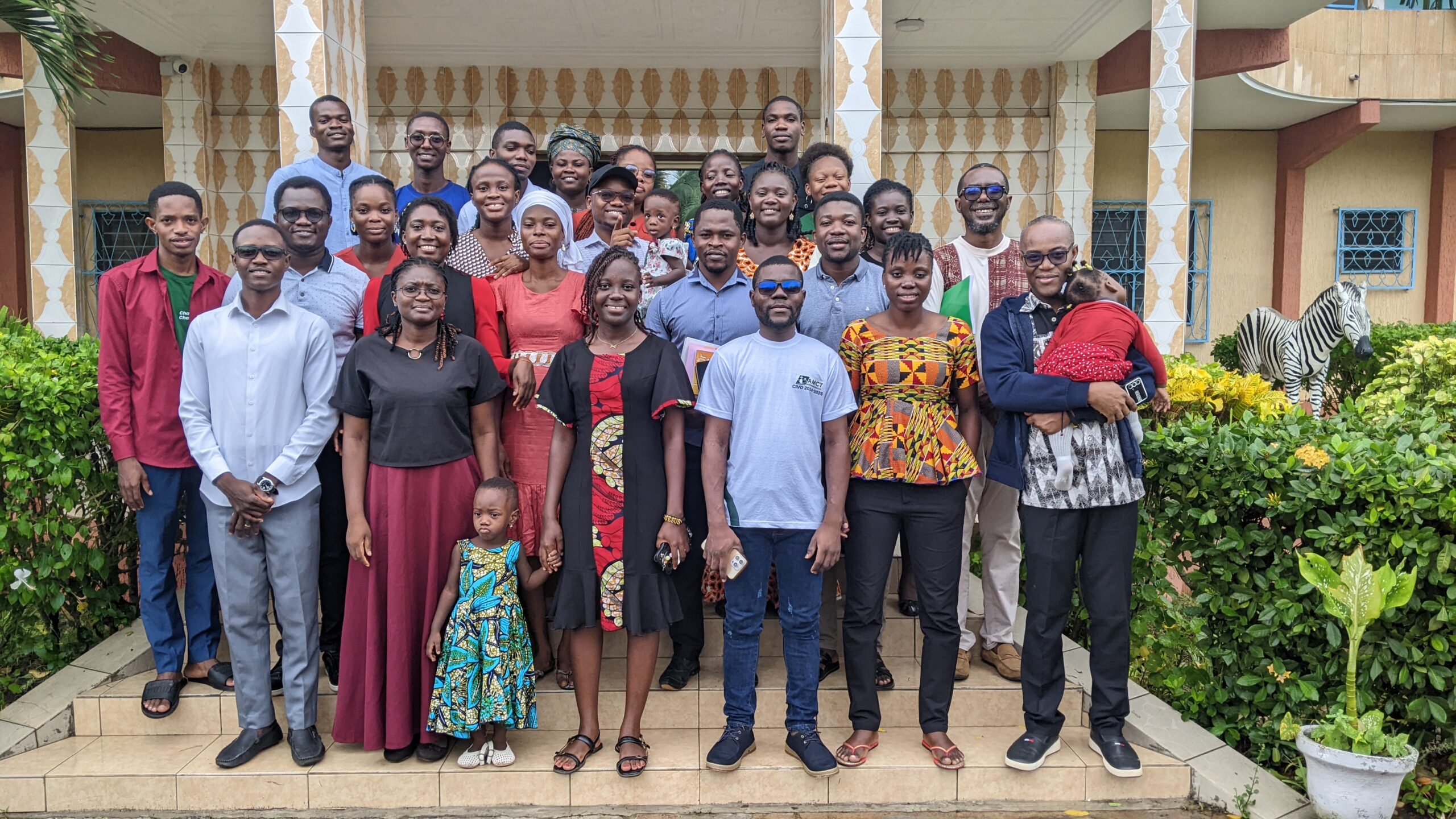 Membres actifs de l'Association des Médecins Chrétiens du Togo prenant une photo de fin après la retraite
