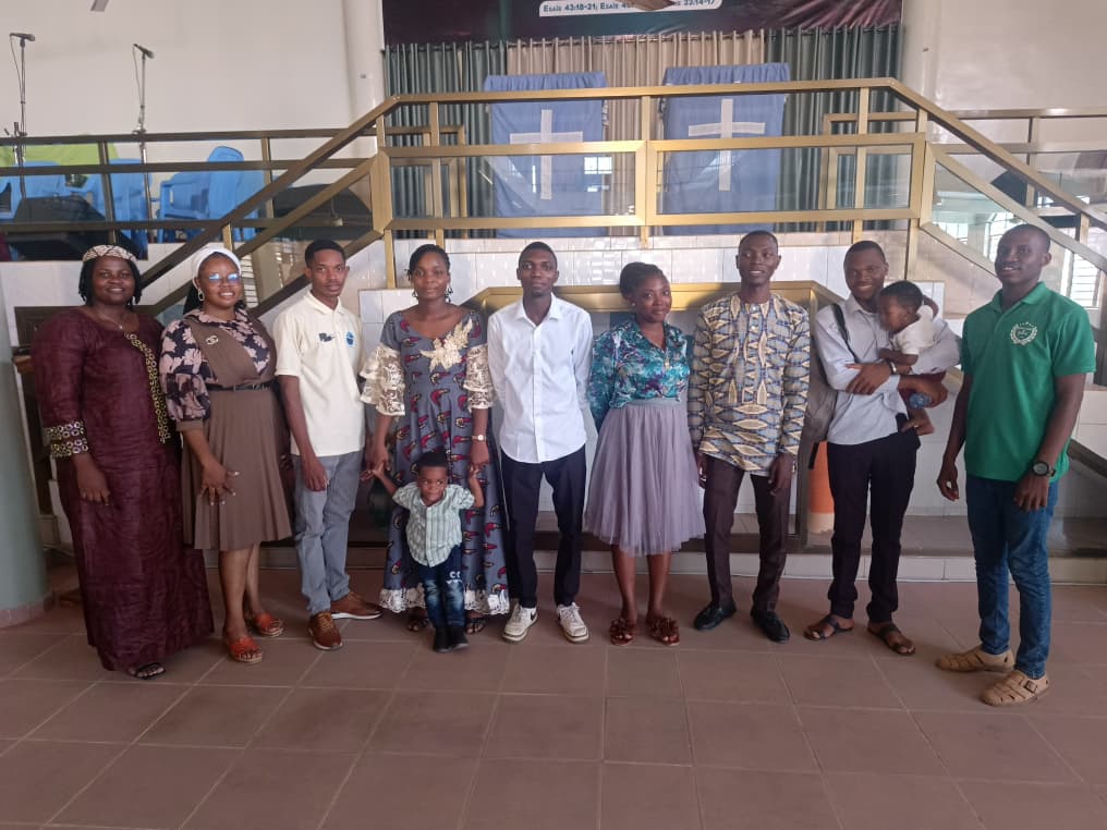 Photo d'ensemble des médecins bénévoles de l'AMCT dans le cadre du projet HTA Zéro à l'église des AD Bè-klikamé au togo