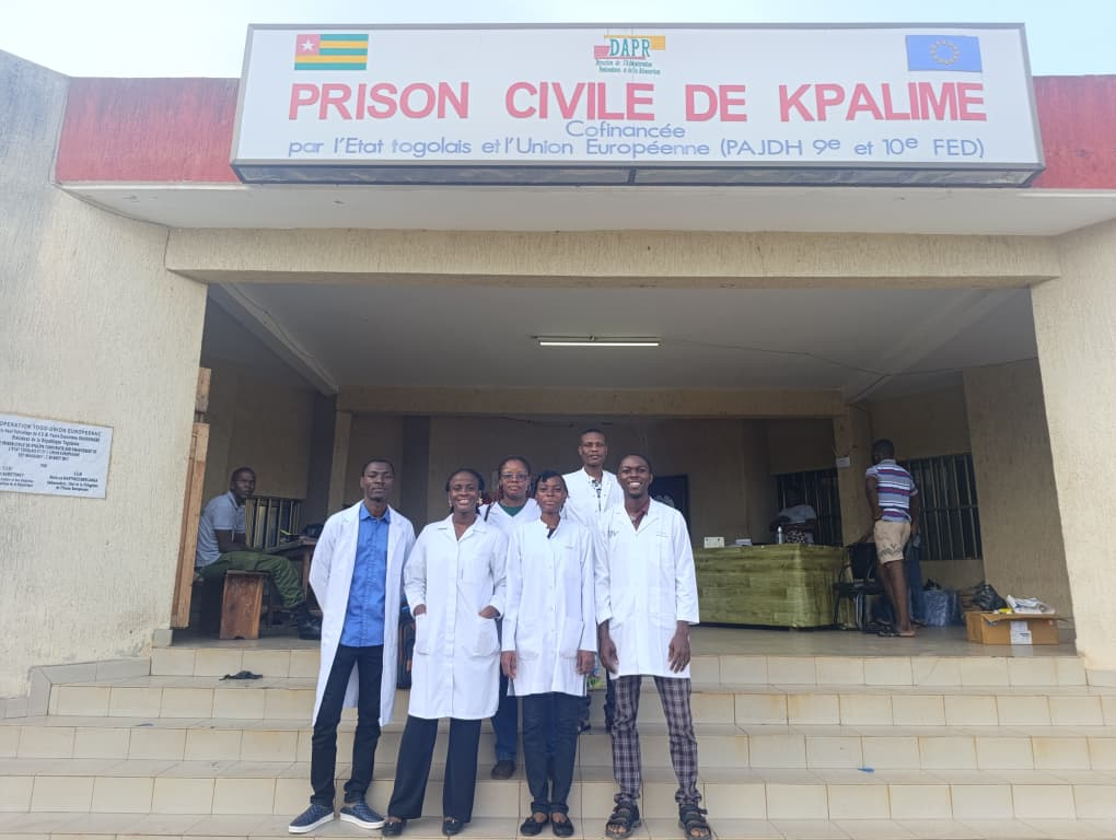 Photo de l'équipe médicale devant à l'entrée de la prison civile de kpalimé