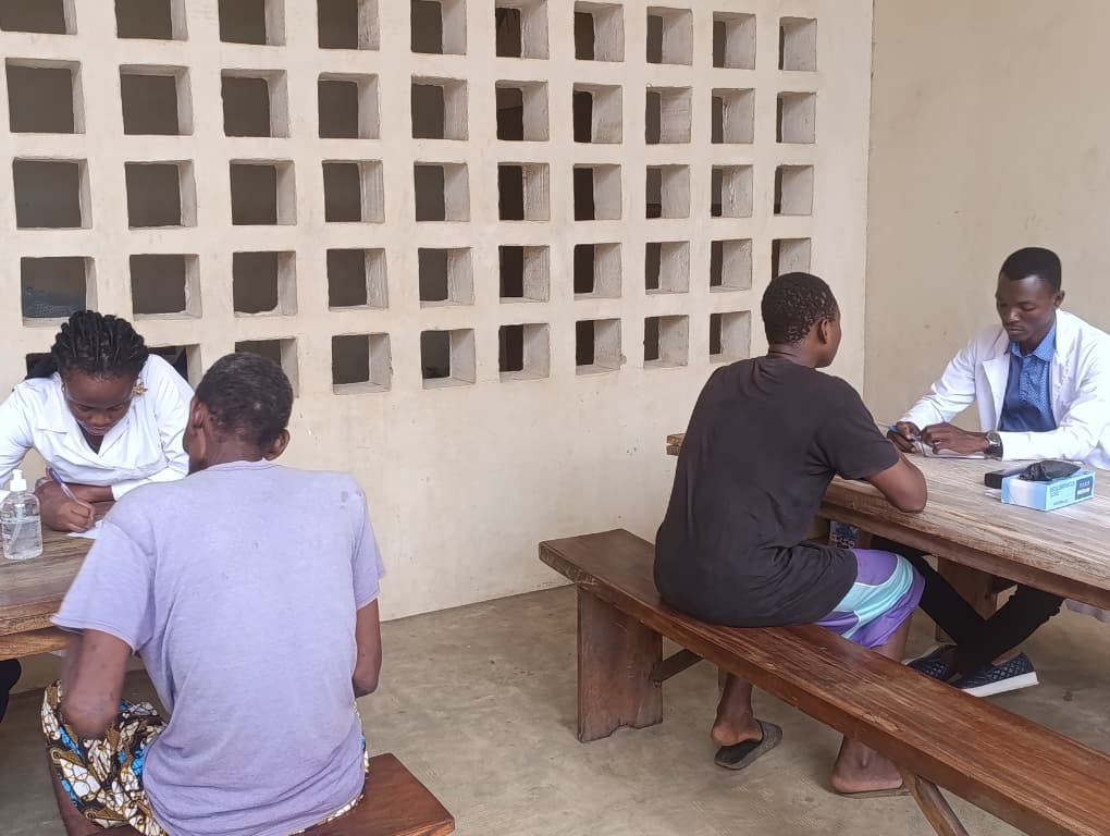 Médecins consultant des patients détenus à la prison civile de kpalimé lors de d'une consultation médicale foraine