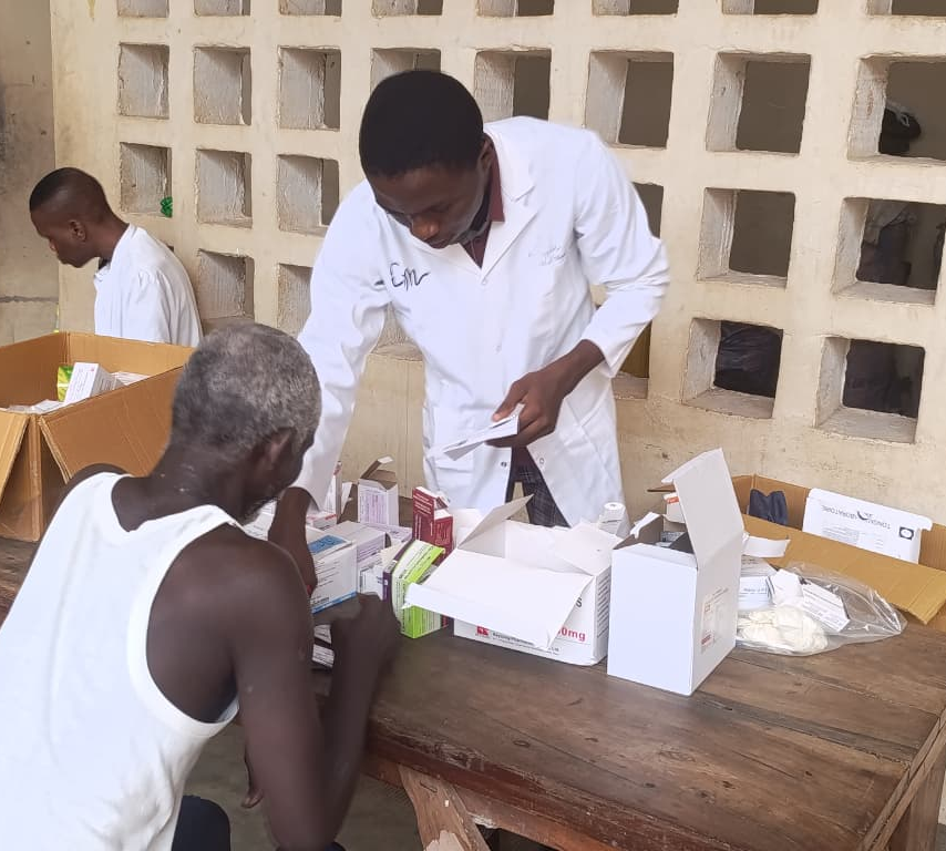 Médecin donnant des médicaments à un détenu lors de la consultation médicale des détenus à la prison civile de kpalimé